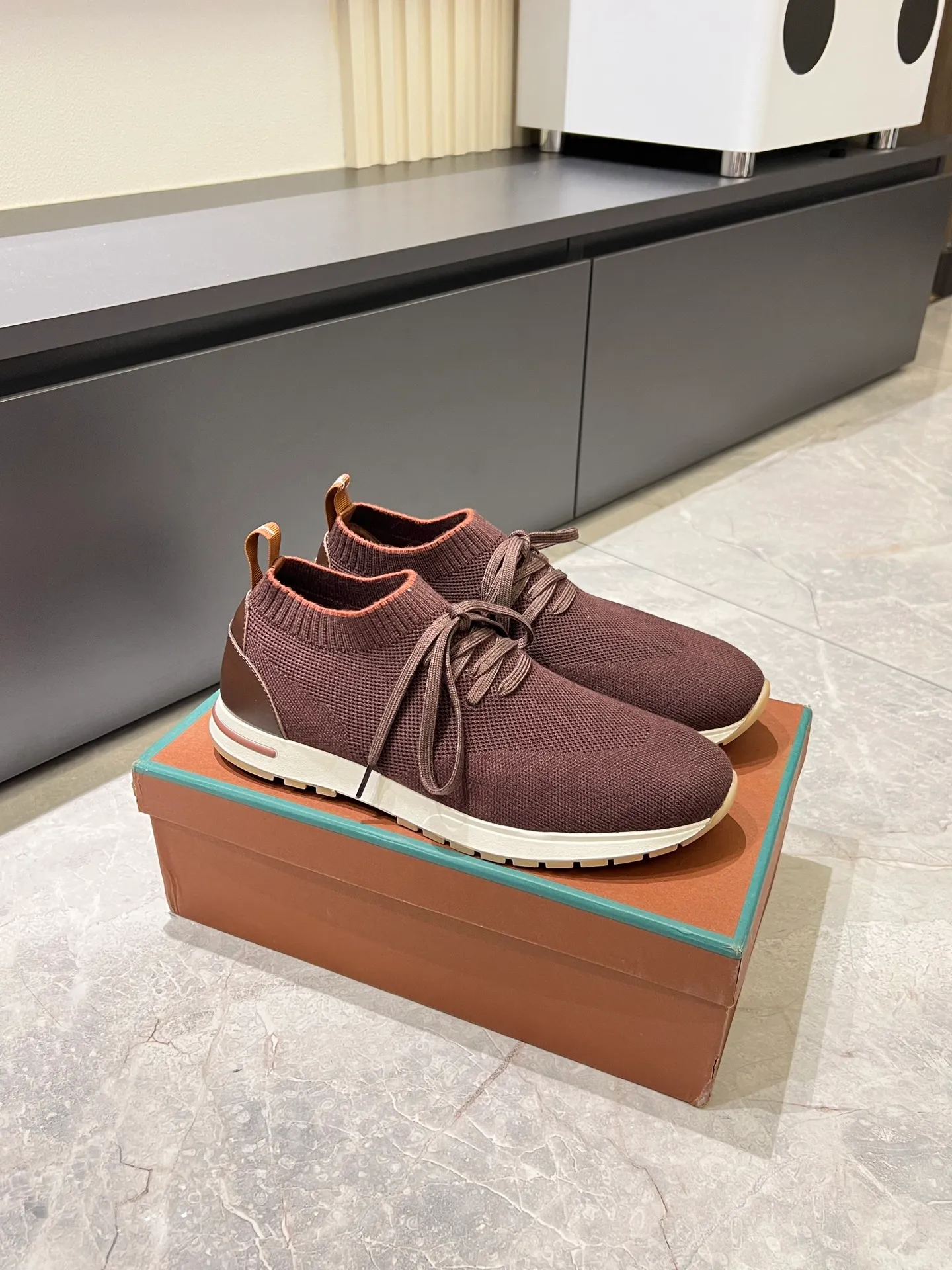 Men's Men's Shoes 💰p380 Loro Men's Shoes 💰piana/Noyo Piana 360 L Men's Shoes 💰p Flexy Walk Men's Sports Shoes These sports shoes are made of knitted wool uppers, and the heel is wrapped in smooth calf leather. Merino sheep are selected from Australia and New Zealand. The upper is machine-woven like a sweater, and then equipped with a white rubber outsole and a Kummel-colored sole. It is both beautiful and non-slip. The fabric is 100% cashmere and the insole is calf leather. It is super comfortable on the feet! Comes with full original packaging! Multiple colors available! Size: 38-44 (45 customized)